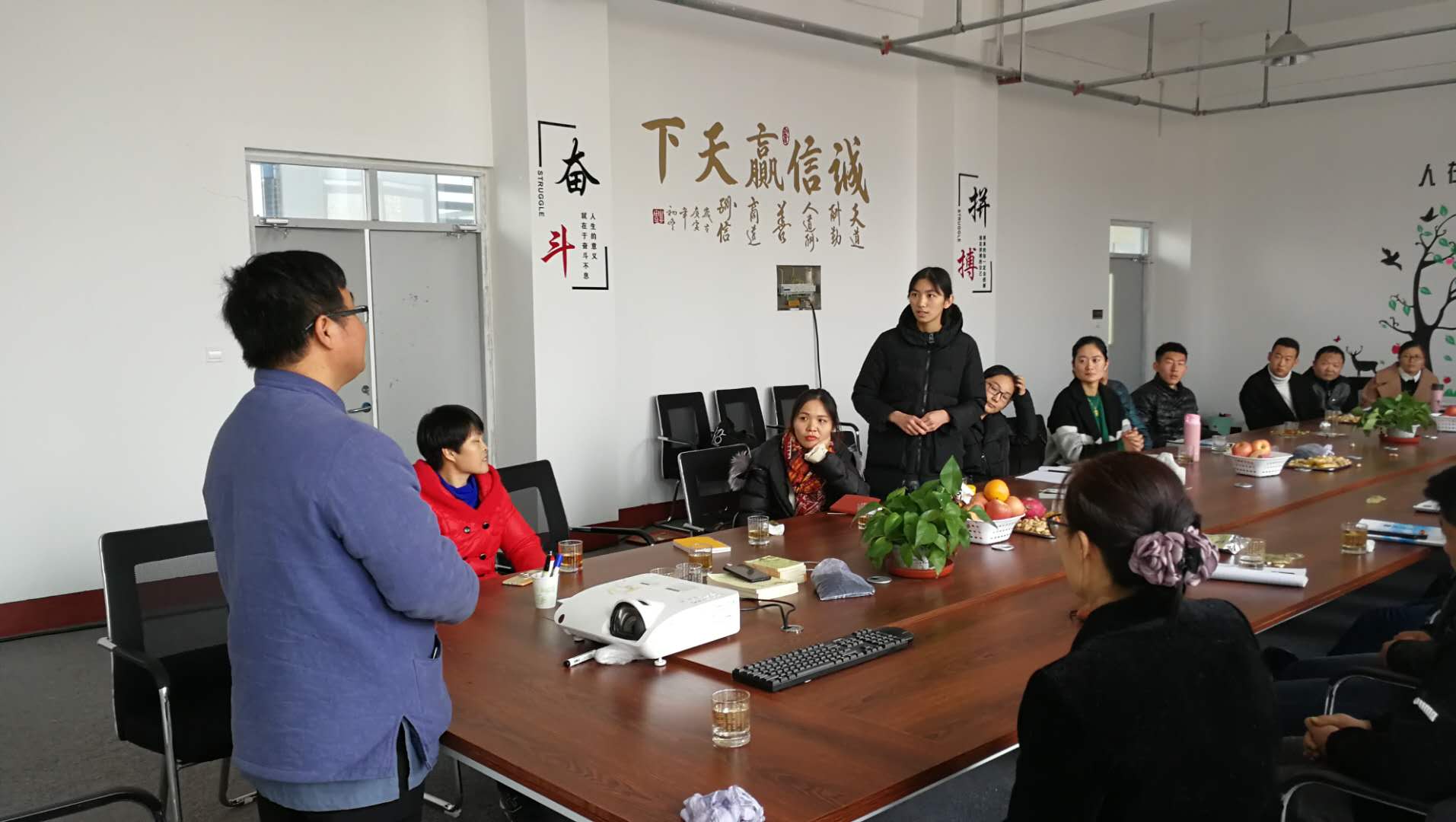 員工就問題對王老師進行提問 員工就問題對王老師進行提問