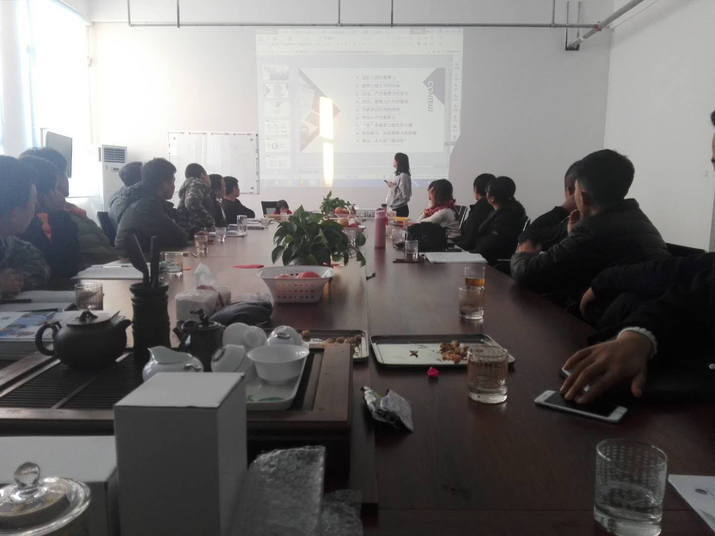 優(yōu)秀員工進行“我的海藍(lán)夢”演講 優(yōu)秀員工進行“我的海藍(lán)夢”演講